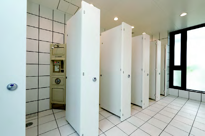 蹴球場シャワー室